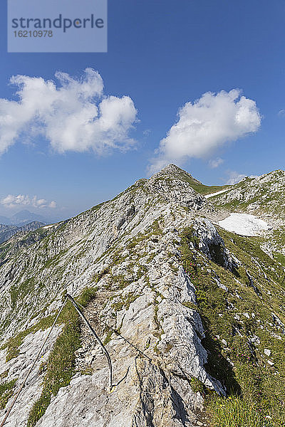 Deutschland  Bayern  Blick auf Gratwanderung mit Stahlseilsicherung zum Gipfel der Ammergauer Hochplatte