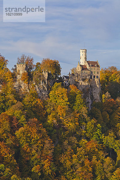 Deutschland  Baden Württemberg  Blick auf Schloss Lichtenstein bei Honau