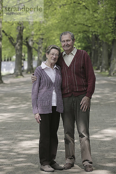 Deutschland  Köln  Portrait eines älteren Paares im Park  lächelnd