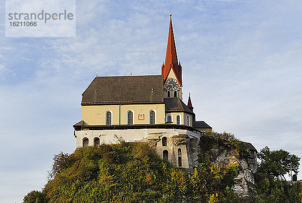 Österreich Vorarlberg  Blick auf die befestigte Liebfrauenbergkirche