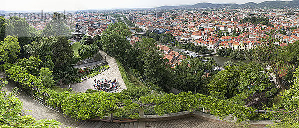 Österreich  Steiermark  Graz  Erhöhte Ansicht der Altstadt mit Bergen im Hintergrund