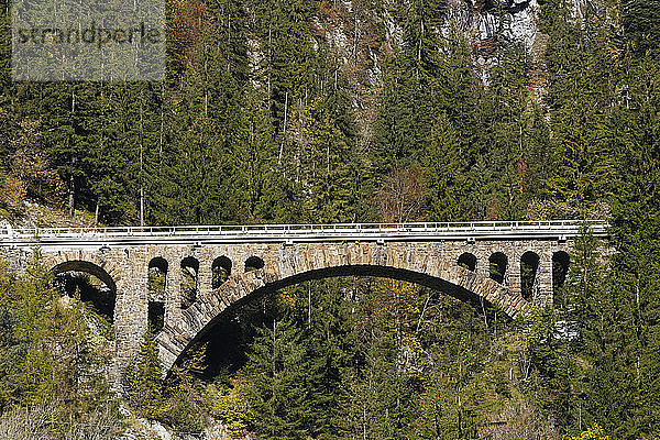 Österreich  Vorarlberg  Blick auf die Eisenbahnbrücke bei Klösterle
