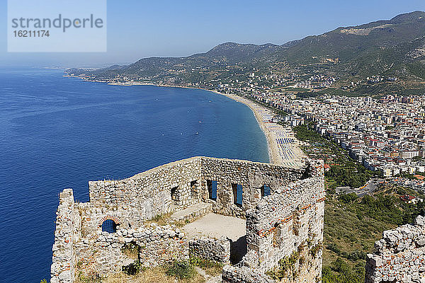 Türkei  Alanya  Blick auf die Burg von Alanya am Kleopatra-Strand