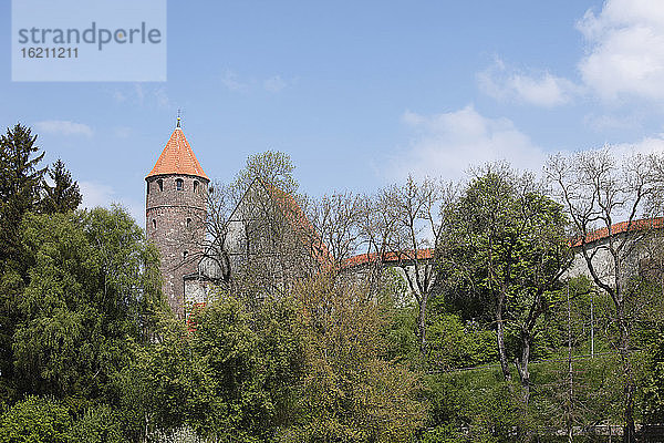 Deutschland  Bayern  Schwaben  Allgäu  Kaufbeuren  Blick auf Blasius-Turm und Stadtmauer
