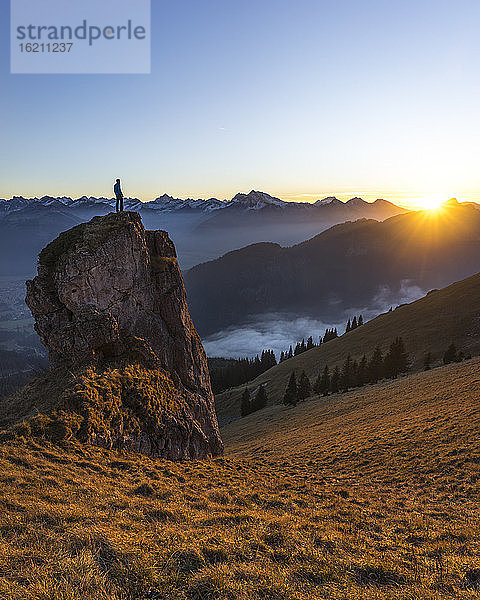 Wanderer auf Aussichtspunkt bei Sonnenuntergang  Aggenstein  Bayern  Deutschland