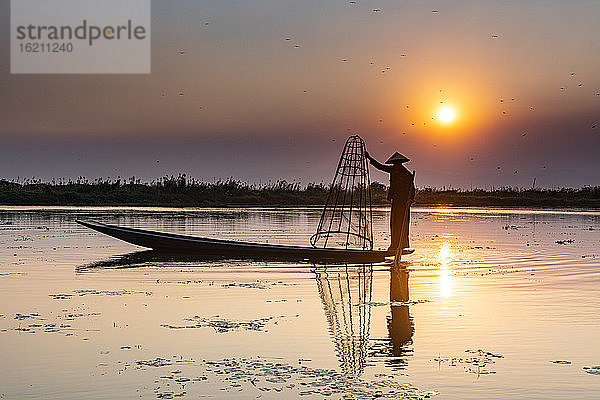Myanmar  Shan-Staat  Silhouette eines traditionellen Intha-Fischers am Inle-See bei Sonnenuntergang