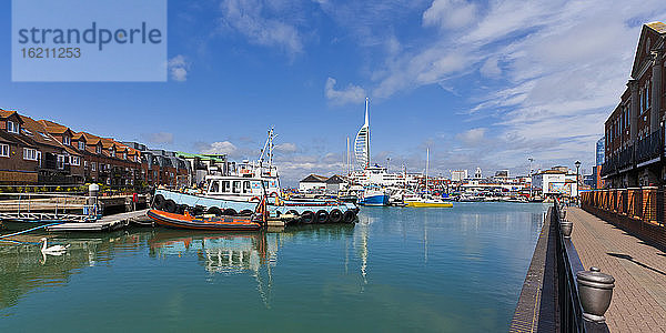 England  Hampshire  Portsmouth  Blick auf Boote im Hafen und Spinnaker Tower im Hintergrund