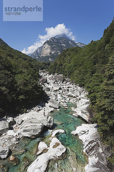 Europa  Schweiz  Menschen beim Baden am Fluss Verzasca