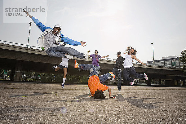 Deutschland  Köln  Gruppe von Menschen Breakdance auf der Straße