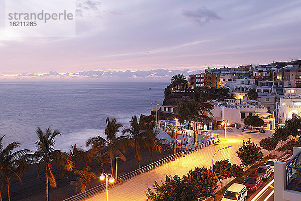 Spanien  Kanarische Inseln  La Palma  Blick auf den Strand am Abend