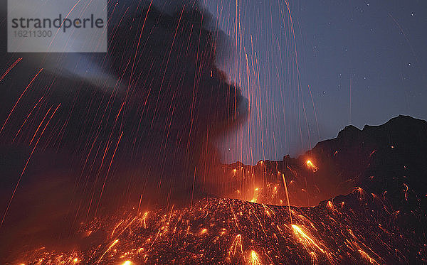 Japan  Blick auf den Lavaausbruch von Sakurajima