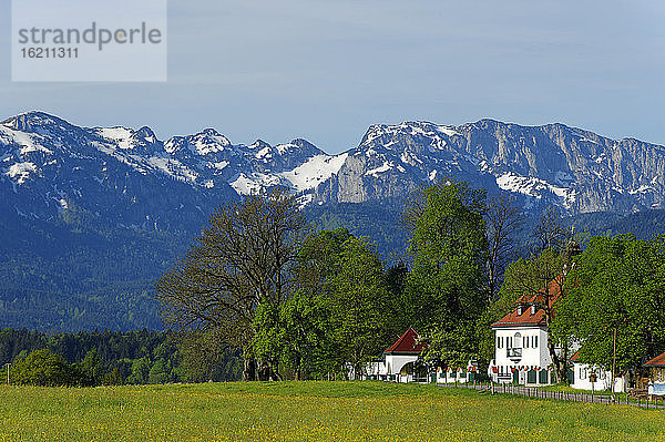 Deutschland  Blick auf Berge im Isartal mit Benediktenwand