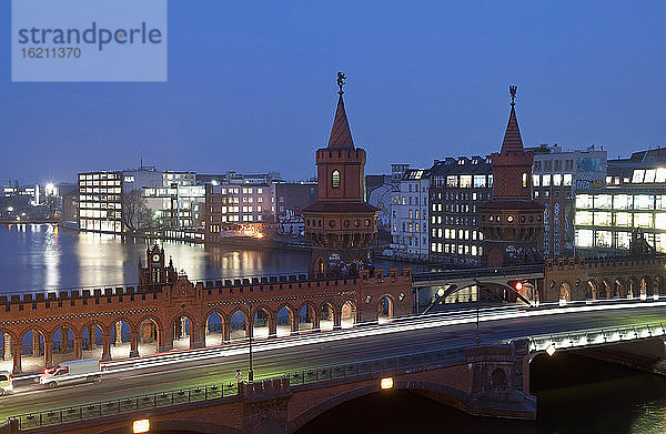 Deutschland  Berlin  Oberbaumbrücke an der Spree in der Abenddämmerung