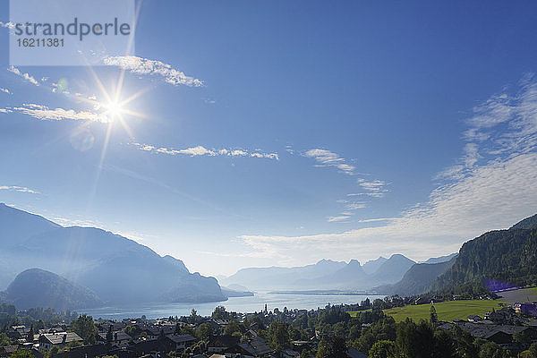 Österreich  Salzkammergut  Blick auf St. Gilgen mit Wolfgangsee