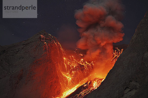 Indonesien  Blick auf den Ausbruch von Lava auf der Vulkaninsel Batu Tara