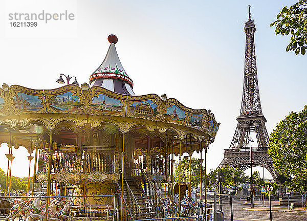 Karussell und Eiffelturm gegen klaren Himmel bei Sonnenaufgang  Paris  Frankreich