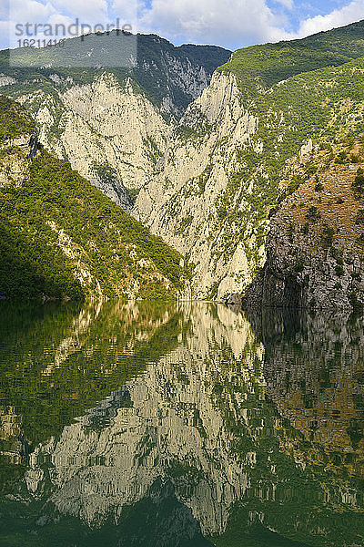 Albanien  Balkan  Blick auf Kalksteinfelsen am Koman-See