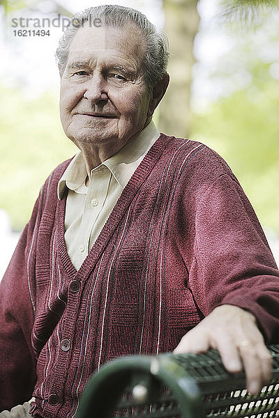 Deutschland  Köln  Porträt eines älteren Mannes im Park  Nahaufnahme