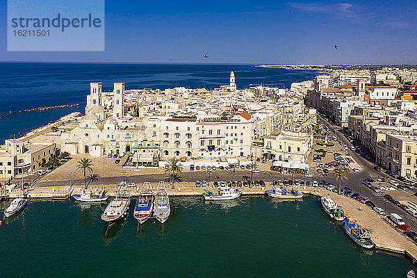Italien  Provinz Bari  Molfetta  Drohnenansicht der mediterranen Altstadt im Sommer