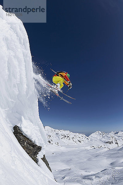 Österreich Tirol  Älterer Mann beim Skifahren im Schnee
