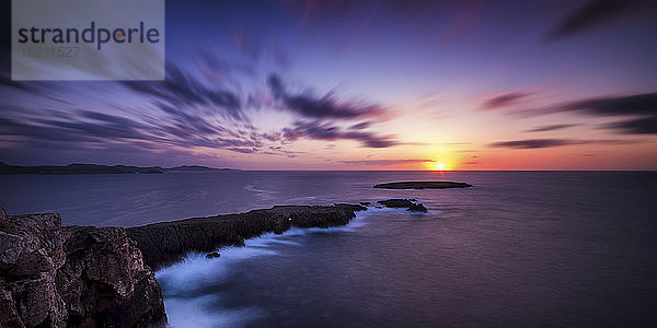 Spanien  Menorca  Blick auf Cap De Cavalleria bei Sonnenuntergang