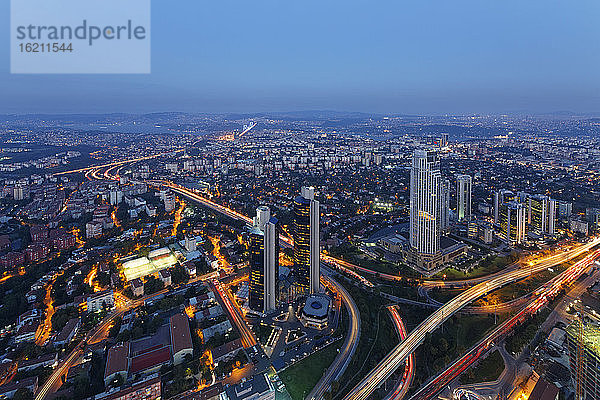 Europa  Türkei  Istanbul  Blick auf das Finanzviertel mit der Bosporus-Brücke