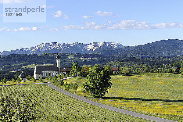 Deutschland  Bayern  Blick auf die Wallfahrtskirche St. Marinus und Anian