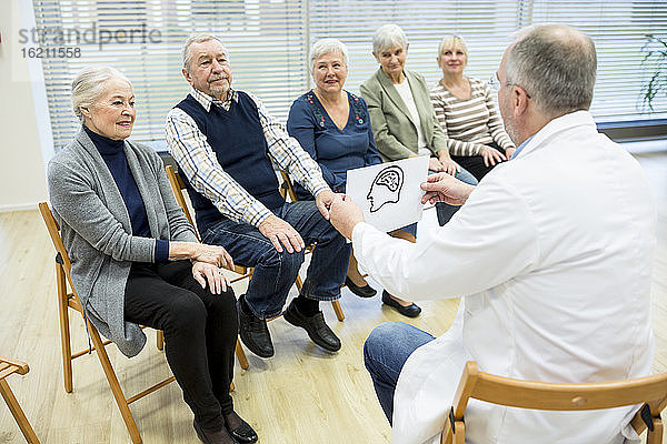 Seniorengruppe bei der Gesundheitsberatung im Altenheim