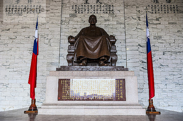 Taiwan  Taipeh  Statue von Chiang Kai-shek im Hauptraum der Gedenkhalle