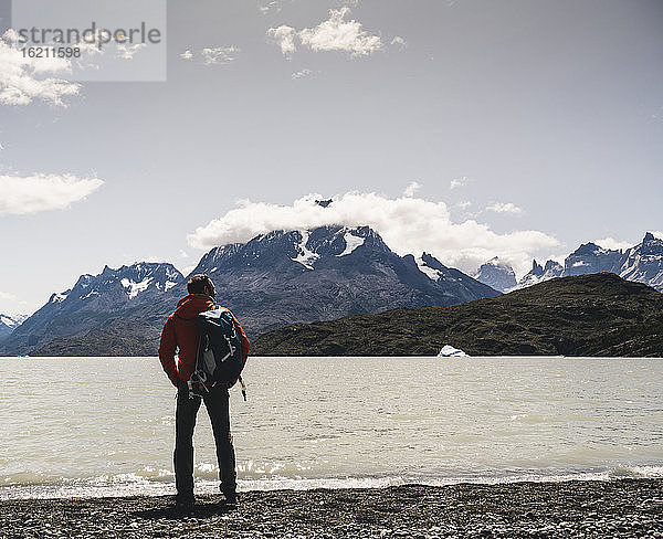 Rucksacktourist mit Blick auf den Grey Glacier im Torres Del Paine National Park  Chile  Patagonien  Südamerika