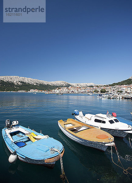 Kroatien  Blick auf ein vertäutes Boot im Hafen der Insel Krk