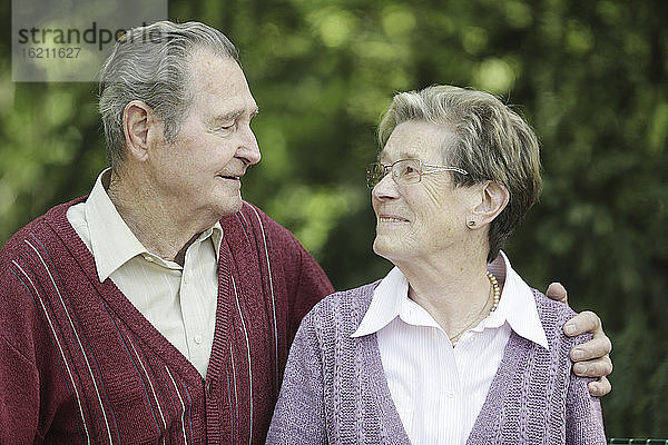 Deutschland  Köln  Älteres Paar schaut sich im Park an