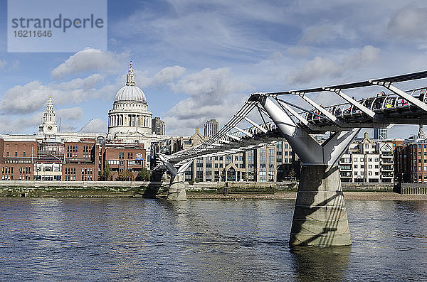 Vereinigtes Königreich  London  Blick auf die Millennium Bridge mit St. Pauls Cathedral im Hintergrund