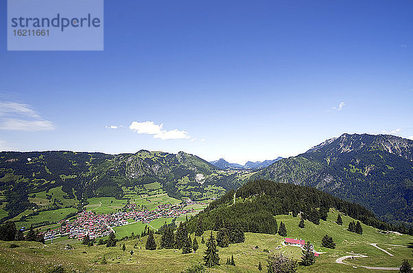 Deutschland  Bayern  Blick auf Dorf mit Bergen