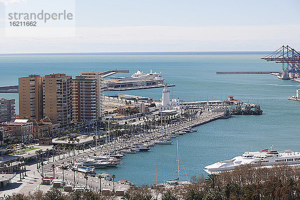 Spanien  Malaga  Blick auf ein Kreuzfahrtschiff im Hafen