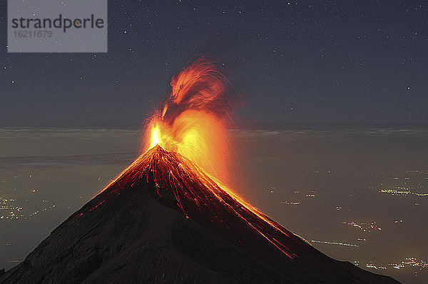 Guatemala  Vulkan Fuego  Strombolianische Eruption