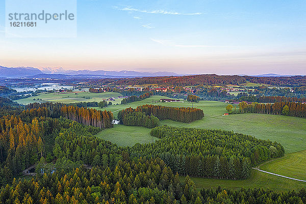 Deutschland  Bayern  Oberbayern  Tolzer Land  bei Eurasburg  Wald und Beuerberg im Morgenlicht  Luftaufnahme