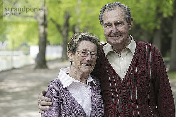Deutschland  Köln  Porträt eines älteren Paares im Park  lächelnd