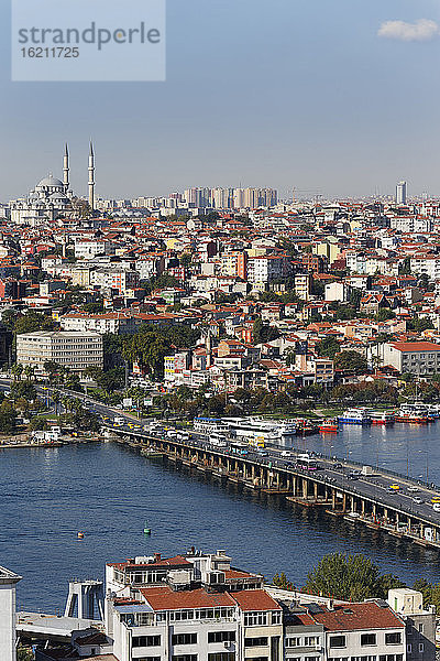Türkei  Istanbul  Blick vom Galata-Turm und Fatih-Moschee im Hintergrund