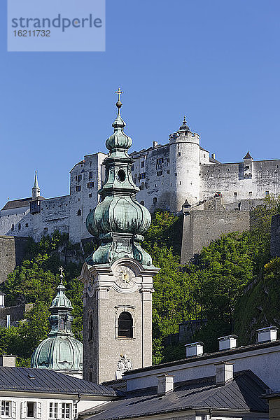 Österreich  Salzburg  Blick auf die Burg Hohensalzburg und das Stift St. Peter