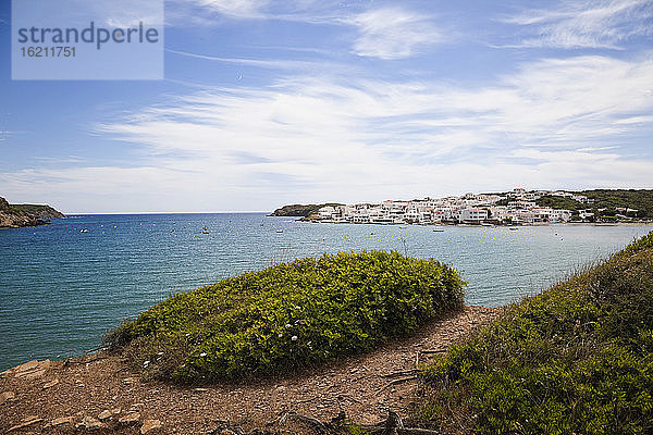 Spanien  Menorca  Bucht Es Grau mit Fischerdorf im Hintergrund