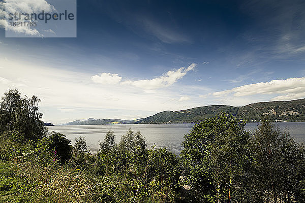 Schottland  Blick auf Loch Ness unter blauem Himmel