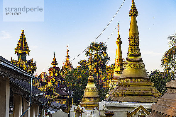 Myanmar  Staat Mon  Mawlamyine  Goldene Stupas der Kyaikthanlan-Pagode