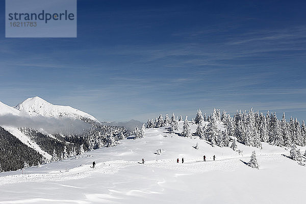 Deutschland  Bayern  Oberbayern  Garmisch-Partenkirchen  Menschen gehen im Schnee