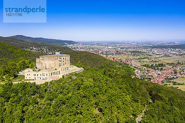 Deutschland  Rheinland-Pfalz  Neustadt an der Weinstraße  Blick aus dem Hubschrauber auf das Hambacher Schloss im Sommer