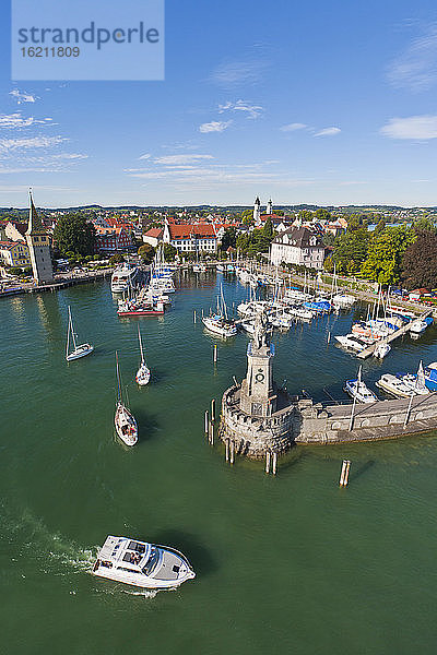 Deutschland  Bayern  Lindau  Blick auf Hafen mit Booten