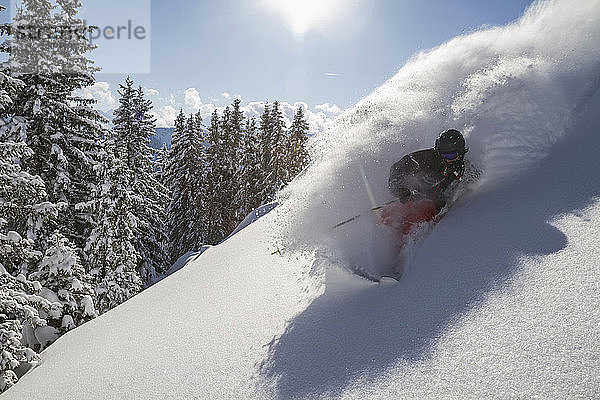 Österreich  Tirol  Mittlerer Erwachsener Mann beim Skifahren im Schnee in Kitzbühel