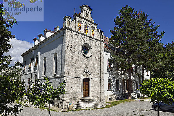 Montenegro  Ansicht der österreichischen Botschaft mit Kapelle