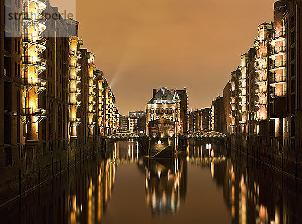Deutschland  Hamburg  Blick auf die Speicherstadt mit Elbe bei Nacht