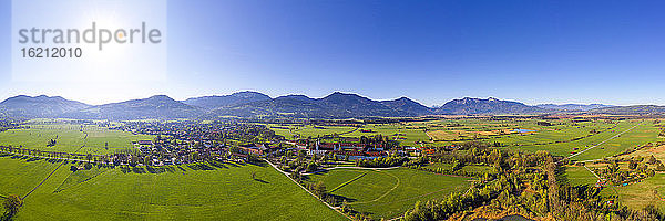 Deutschland  Bayern  Benediktbeuern  Drohnenansicht eines Dorfes im Alpenvorland im Sommer